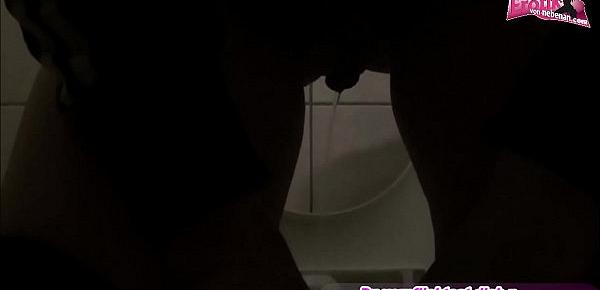 Deutsche Schlampe Public auf öffentlicher Toilette gefickt